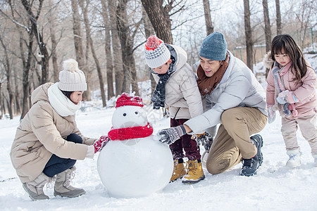 欢乐家庭在雪地里堆雪人图片