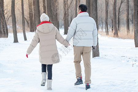 雪地上散步的青年夫妇图片