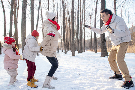 雪地里做游戏的快乐家庭图片