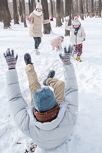 雪地里打雪仗的快乐家庭图片