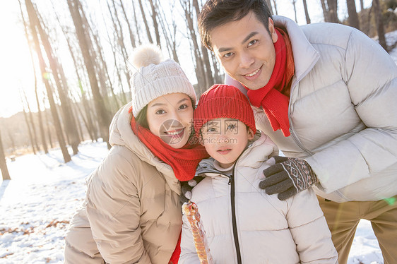 在雪地上玩耍的一家三口图片