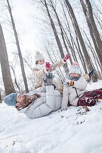 打雪仗的快乐家庭图片