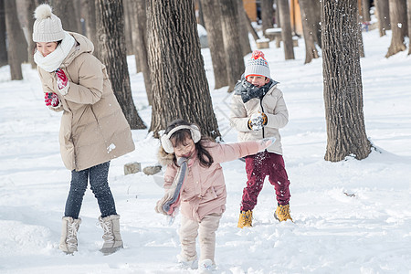 雪地里打雪仗的快乐家庭图片