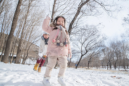 两个小朋友在雪地里玩耍图片