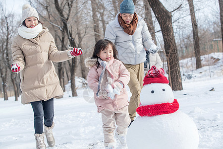 快乐的一家人在雪地里玩耍图片