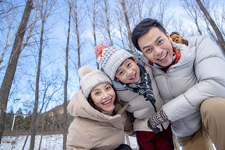 在雪地上玩耍的一家三口图片