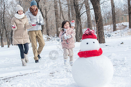 快乐的一家人在雪地里玩耍图片