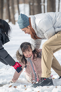 一家三口在雪地里玩耍图片