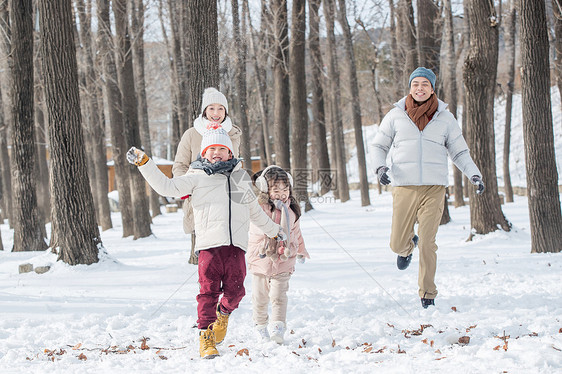 欢乐家庭在雪地里奔跑图片