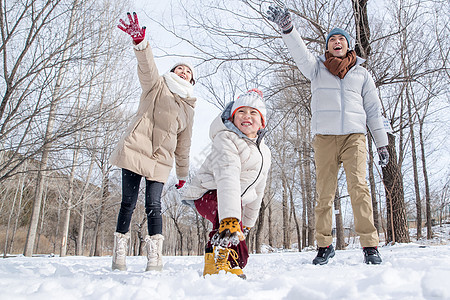 打雪仗的快乐家庭图片