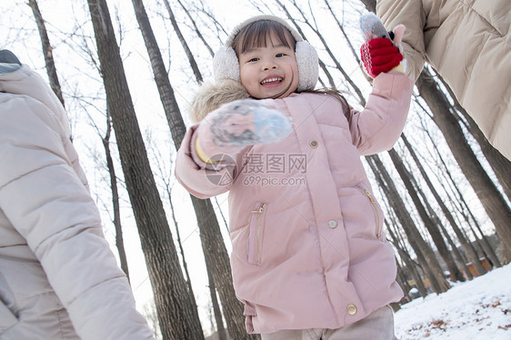 孩子们在户外玩耍图片