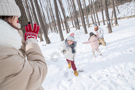 雪地里打雪仗的一家人图片