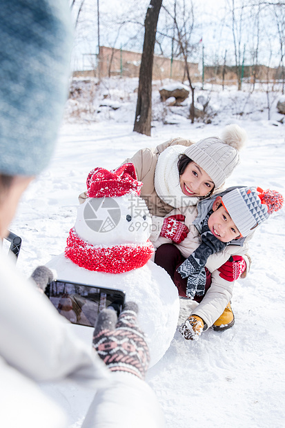 欢乐家庭在雪地里照相图片