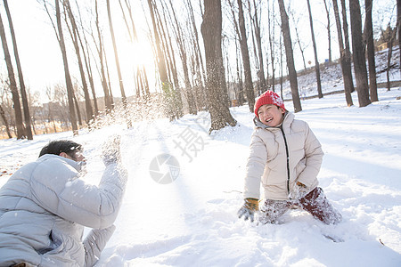 在雪地上玩耍的快乐父子图片