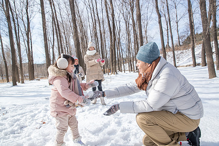 快乐的一家人在雪地里玩耍图片