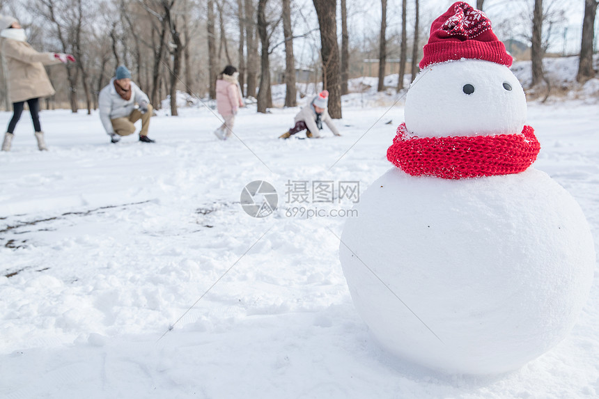 雪地里的一家人和雪人图片