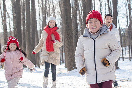 欢乐家庭在雪地里奔跑图片