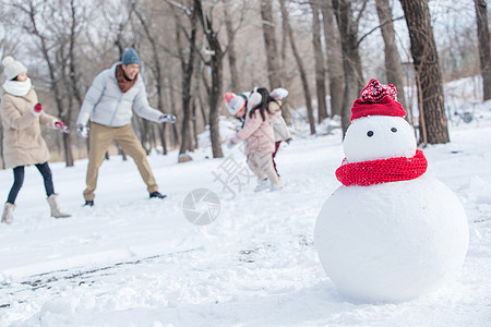 雪地里的一家人和雪人图片