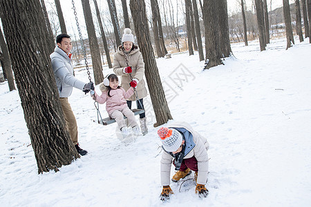 快乐的一家人在雪地里玩耍图片