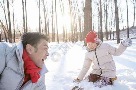 在雪地上玩耍的快乐父子图片