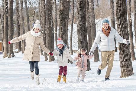 儿童跑步欢乐家庭在雪地里奔跑背景