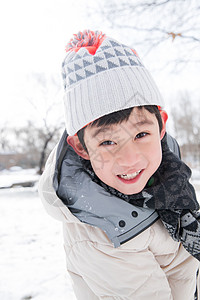 在外面玩雪的小男孩图片