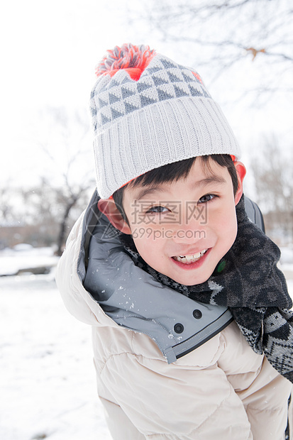 在外面玩雪的小男孩图片
