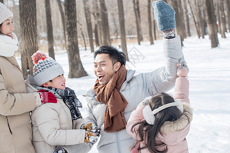 快乐的一家人在雪地里玩耍图片