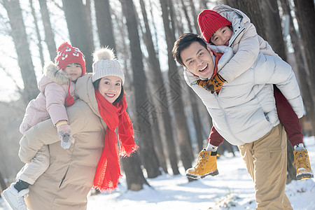 雪地里玩耍的快乐家庭图片