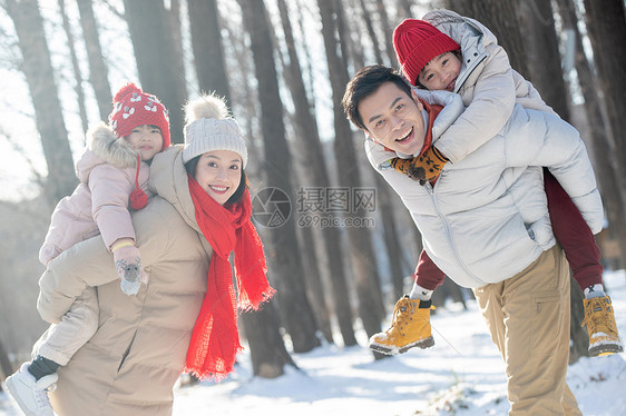 雪地里玩耍的快乐家庭图片