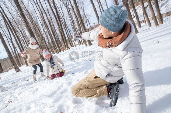 打雪仗的快乐家庭图片