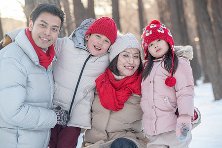 在雪地里玩耍的一家人图片