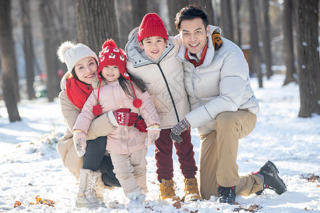 在雪地里玩耍的一家人图片