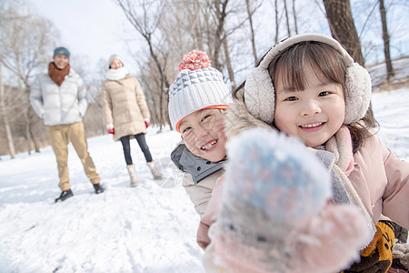 欢乐家庭在雪地上玩雪橇图片