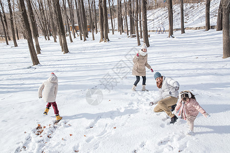 雪地里打雪仗的一家人图片