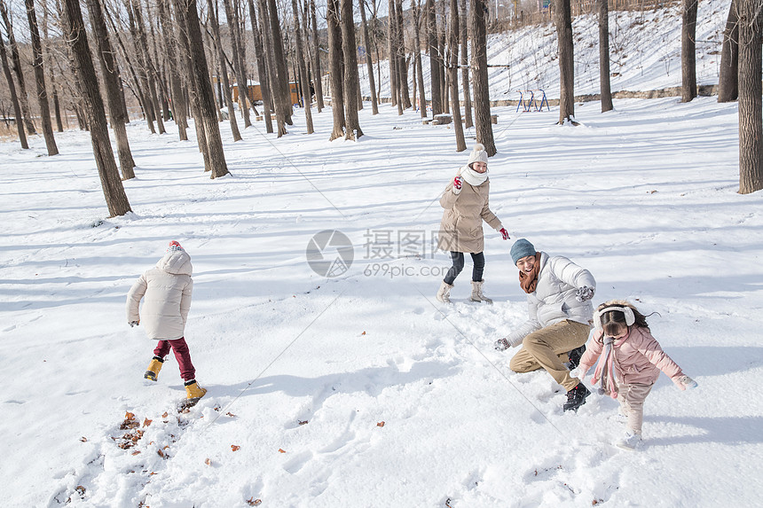 雪地里打雪仗的一家人图片