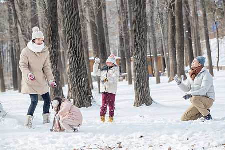 雪地里打雪仗的一家人图片