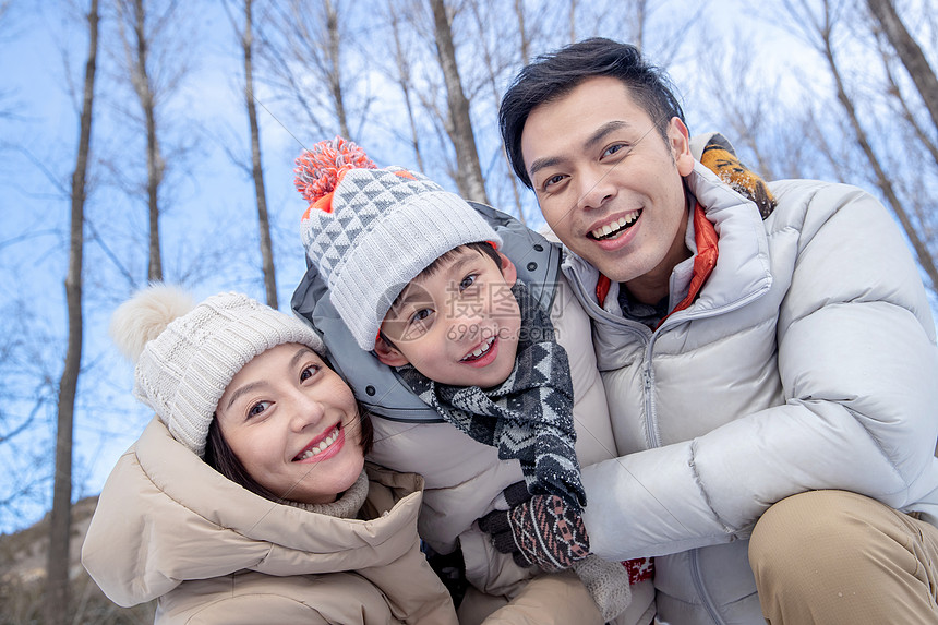 在雪地上玩耍的一家三口图片