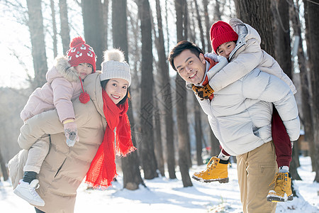 雪地里玩耍的快乐家庭图片