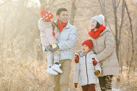 快乐家庭在雪地里散步图片