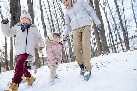 爸爸和孩子们在雪地里玩耍图片