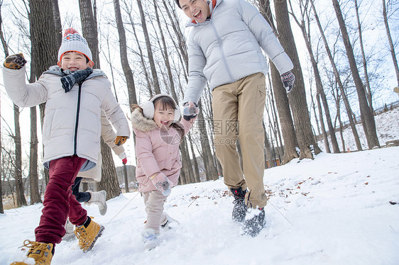 爸爸和孩子们在雪地里玩耍图片