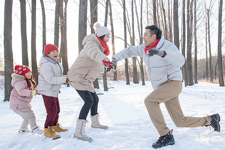 雪地里做游戏的快乐家庭图片