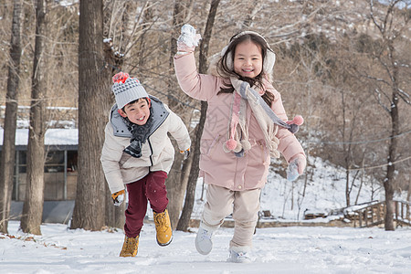 两个小朋友在雪地里玩耍图片