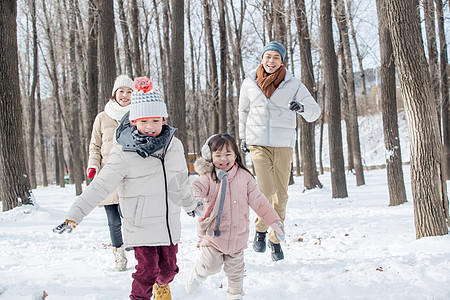 欢乐家庭在雪地里奔跑图片