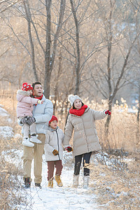 快乐家庭在雪地里散步图片