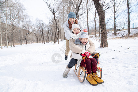 推着雪橇玩耍的一家人图片