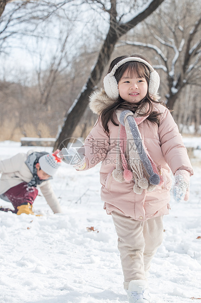 两个小朋友在雪地里玩耍图片