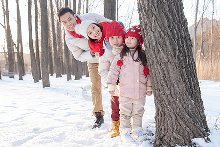 快乐家庭在雪地里玩耍图片