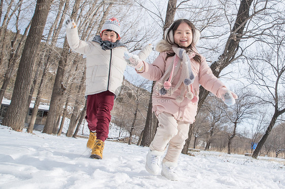 两个小朋友在雪地里玩耍图片